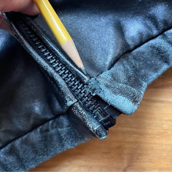 Vintage Wilsons Classic Distressed Black 100% Leather Bomber Jacket - Picture 11 of 16